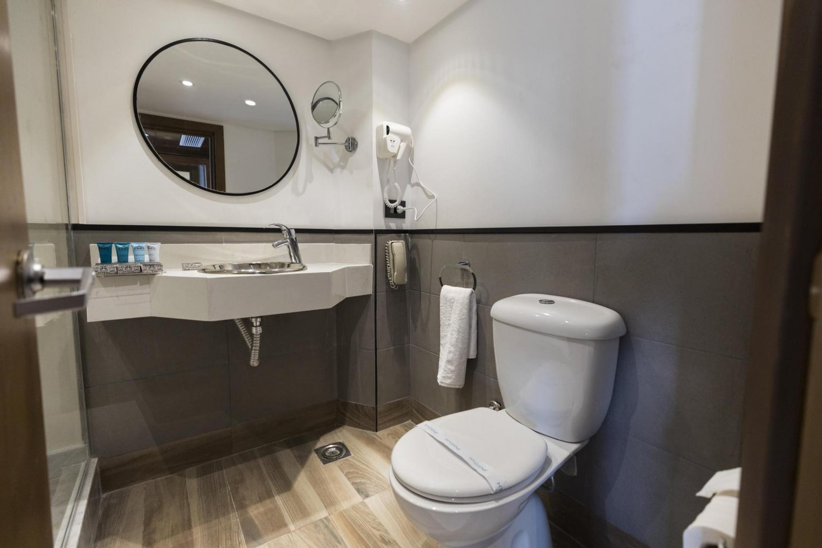 1. Cabin Bathroom (2)