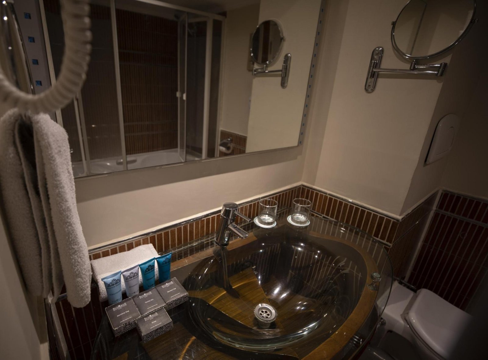 2,3. Suite Bathroom2