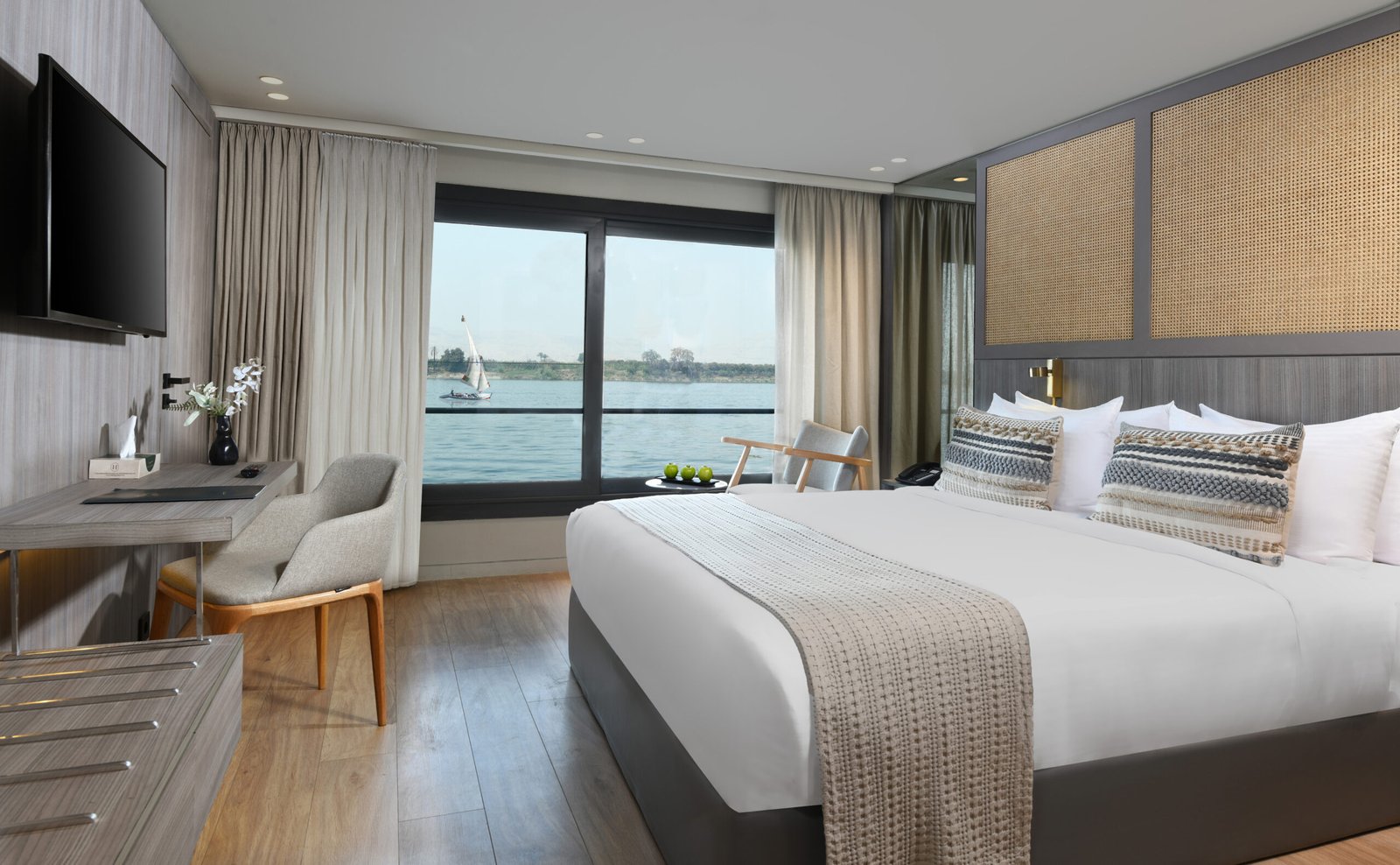 324890_King_bed_cabin_1